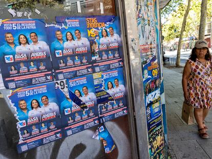 Propaganda electoral de las elecciones de Ecuador en el barrio de  Quintana, en Madrid el sábado.