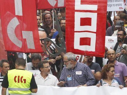 Suso Seixo, de la CIG, y Xos&eacute; Manuel S&aacute;nchez Agui&oacute;n, de Comisiones Obreras, hablan en primera l&iacute;nea de una manifestaci&oacute;n.