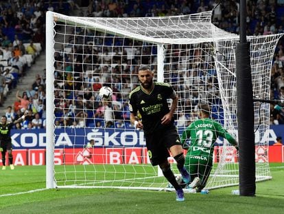 Real Madrid's French forward Karim Benzema (C) scores his team's second goal during the Spanish League football match between RCD Espanyol and Real Madrid CF at�the RCDE Stadium in Cornella de Llobregat on August 28, 2022. (Photo by Pau BARRENA / AFP)