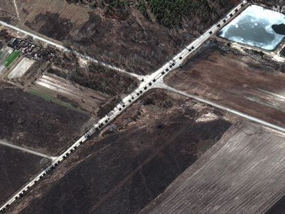 Imagen vía satélite de un convoy militar ruso en el norte de Ucrania.