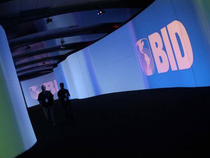 Una pantalla con el logo del Banco Interamericano de Desarrollo (BID), durante una convención en Ciudad de Panamá.