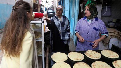 Un puesto de venta de pan en la medina de Rabat.