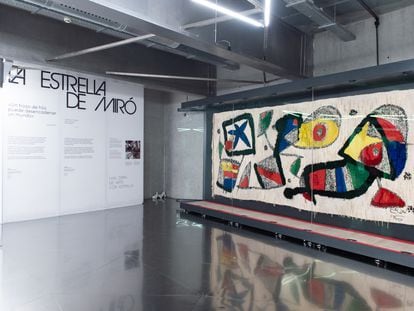 Vista del tapiz que Joan Miró y el artista textil Josep Royo crearon para la Caixa en 1980, en CaixaForum Madrid, el pasado 13 de enero.