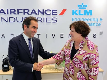 El consejero delegado de Volotea, Carlos Muñoz, con la vicepresidenta de Air France-KLM Engineering & Maintenance,  Anne Brachet.