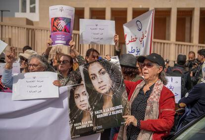 Concentración de protesta contra la leve condena a tres violadores, el día 5 de abril en Rabat.