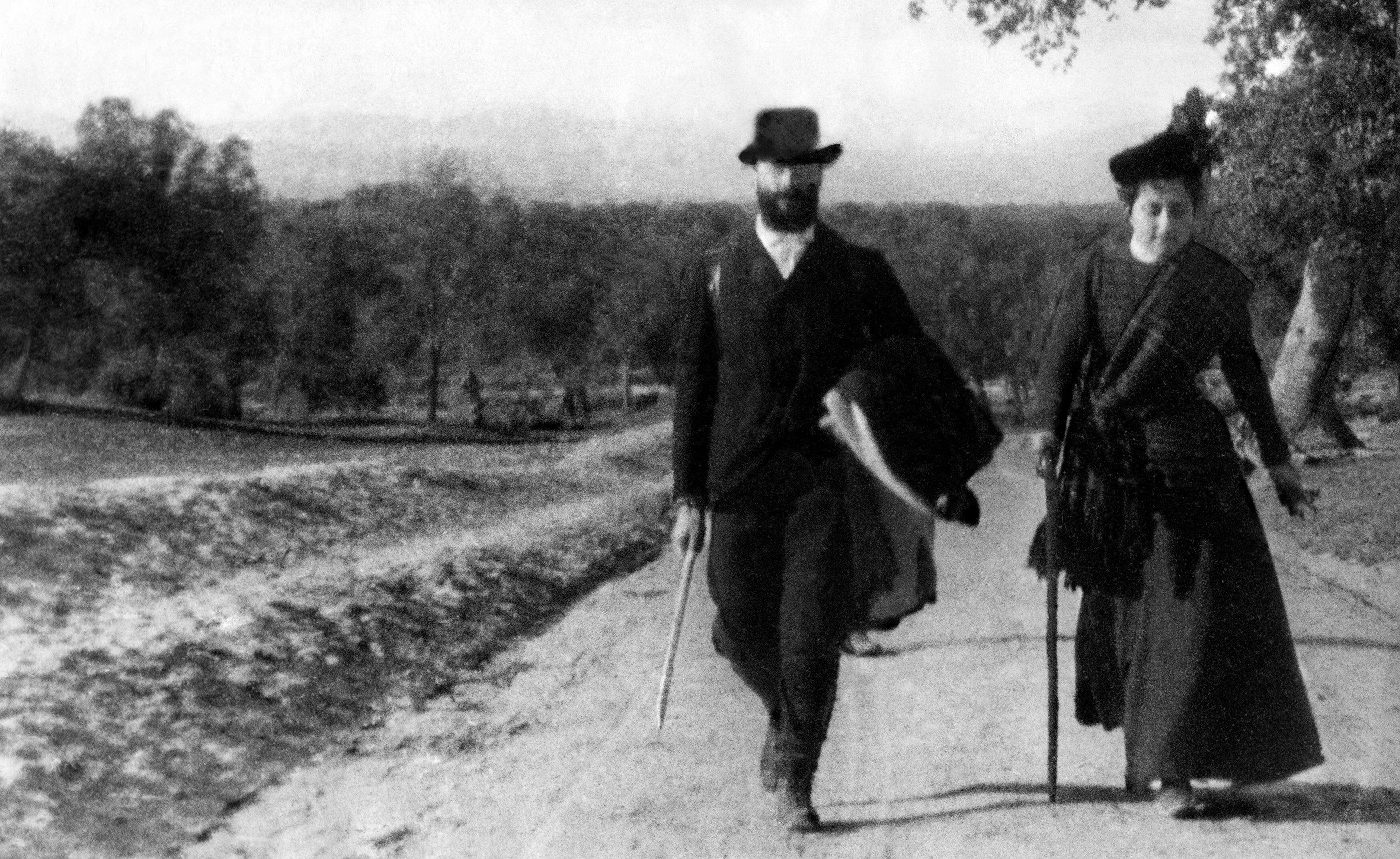 Ramón Menéndez Pidal y María Goyri, en uno de sus paseos por el campo, en 1898.