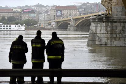 La embarcación turística, una de las muchas que recorren el río en la capital húngara, chocó con otro barco de crucero, de mayor tamaño, sobre las 10 de la noche y se hundió cerca del edificio del parlamento, en el centro de Budapest. En la imagen, un grupo de bomberos junto al puente Margarita.