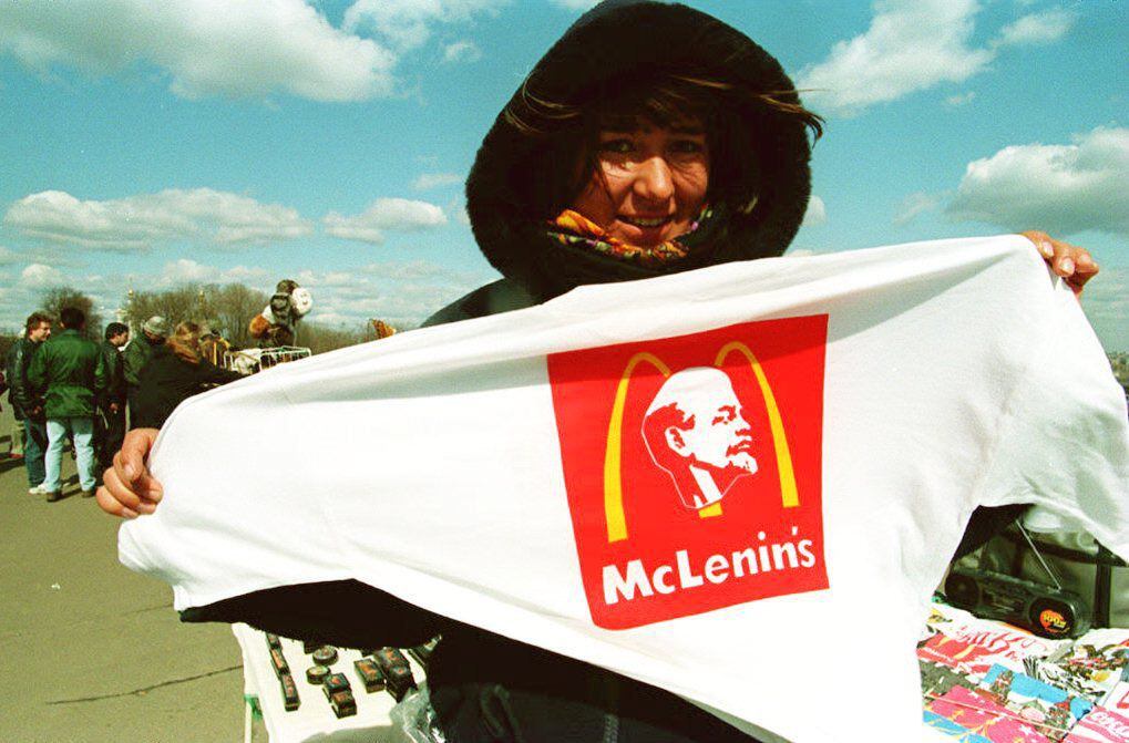 Una mujer muestra una camiseta que mezcla el nombre de Lenin con el logo de McDonald's en en Moscú en 1994.