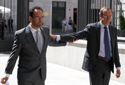 Antonio Hernando (i), nuevo portavoz del PSOE en el Congreso, junto a Alfonso Alonso, portavoz del PP en el Congreso.