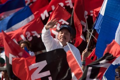 Daniel Ortega greets his arrival at the celebration of the 39th anniversary of the Sandinista Revolution.