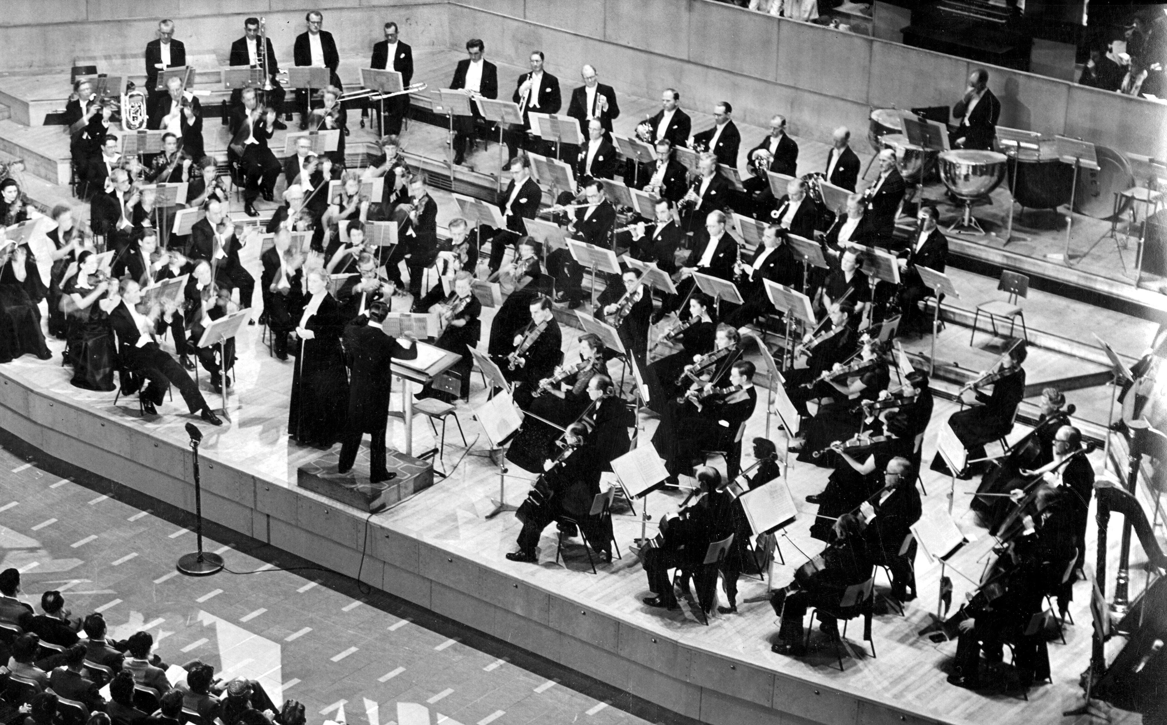 Kirsten Flagstad, soprano noruega, en el Royal Festival Hall, durante una actuación que recibió una gran ovación. La Orquesta Sinfónica de la BBC estuvo dirigida por Sir Malcom Sargeant.