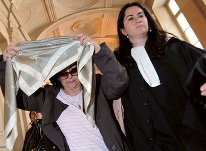 La madre de Ilan Halimi se cubre al salir del tribunal que juzga a Fofana, presunto asesino de su hijo.