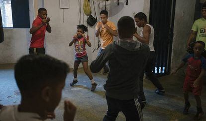 Niños boxean en turno de mañana del gimnasio Jairo Ruza.