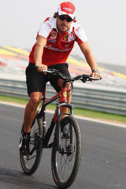 Fernando Alonso, en bicicleta.