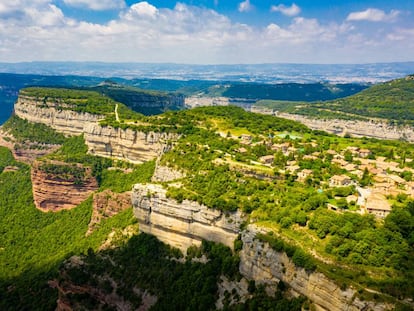 Vista de los acantilados a los que se asoma el pueblo barcelonés de Tavertet.