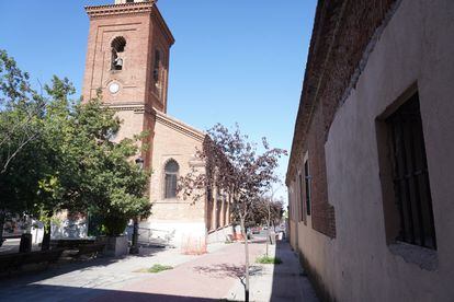 Iglesia de San Matía de Hortaleza junto a las dependencias de los Paúles (derecha) donde se iba a construir el gimnasio