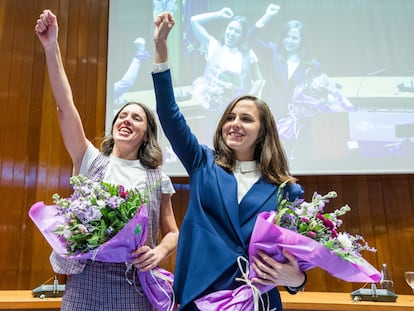 Las dirigentes de Podemos Irene Montero e Ione Belarra, durante el traspaso de sus respectivas carteras ministeriales, el 21 de noviembre.