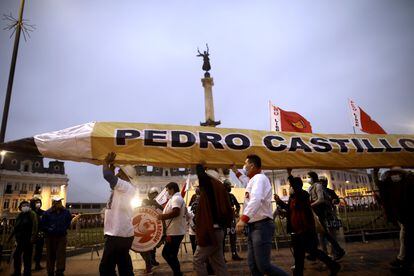 Simpatizantes del candidato presidencial peruano Pedro Castillo se reúnen para cerrar su campaña electoral el 6 de junio en Lima.