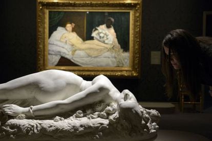 Una visitante observa una escultura de la muestra 'Esplendores y miserias. Imágenes de la prostitución, 1850-1910', que se celebra estos días en el Museo de Orsay de París.