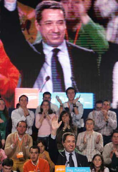 El portavoz del PP en el Congreso, Eduardo Zaplana, durante su intervención en la que ha aseugrado que Aznar es el "principal activo para ganar las elecciones".