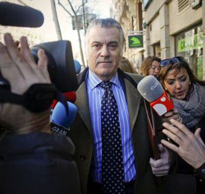 Luis Bárcenas saliendo de su domicilio en Madrid.