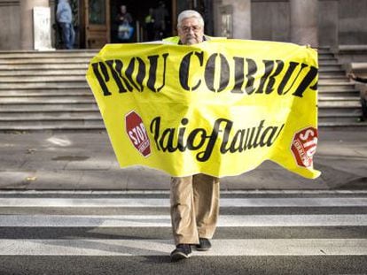 Uno de los denominados yayoflautas apoya a jueces y funcionarios frente presiones pol&iacute;ticas enla sede del Tribunal Superior de Justicia de Catalu&ntilde;a. 