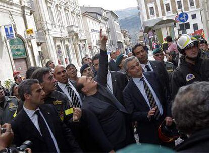 El primer ministro italiano, Silvio Berlusconi, visita la localidad de L'Aquila.