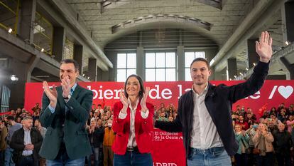 Pedro Sánchez, Reyes Maroto y Juan Lobato, este sábado en el mitin del PSOE en el distrito madrileño de Villaverde.