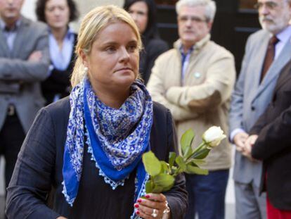 Mari Mar Blanco se dirige hoy a depositar una flor en el monumento con el que el Parlamento Vasco homenajea a las víctimas del terrorismo.