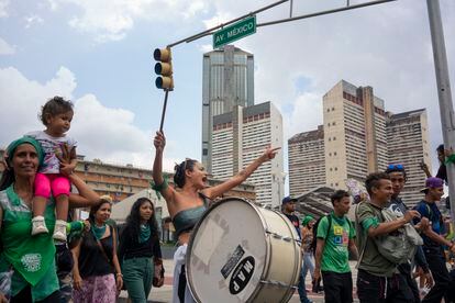 Una mujer toca un tambor durante la marcha por la despenalización del aborto en Caracas (Venezuela), este miércoles 28 de septiembre.