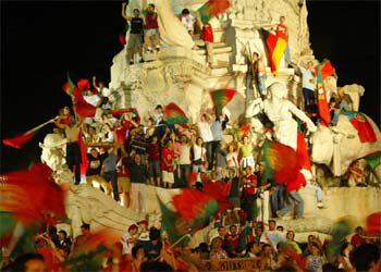Hinchas de Portugal celebran en el centro de Lisboa la victoria frente a España.