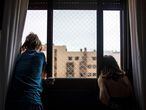 DVD997. Dos niñas en su casa durante el confinamiento por la pandemia del coronavirus. Alvaro Garcia. 18/04/2020
Dos niñas, de espaldas, mira desde su ventana al exterior en Madrid durante el confinamiento.