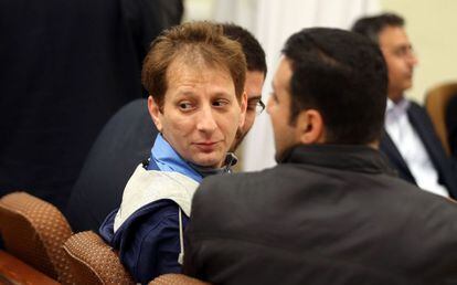 El multimillonario iraní condenado a muerte por fraude y delitos económicos Babak Zanjani (C) en un juzgado de Teherán.
