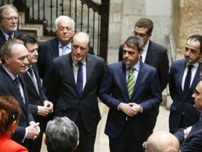 El presidente Fabra y el vicepresidente Ciscar junto a los responsables de las entidades financieras del convenio en el Palau de la Generalitat.