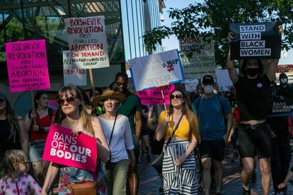 Manifestantes a favor del derecho al aborto, este viernes en Portland (Oregón).