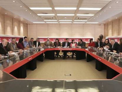FOTO: El secretario general del PSOE, Pedro Sánchez, encabeza la reunión de la Ejecutiva Federal. / VÍDEO: Sánchez presenta la nueva web de los socialistas.
