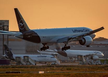 Un avión de Lufthansa aterriza en el aeropuerto de Fráncfort, donde el grupo deberá ceder 'slots'.