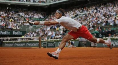 Nadal se estira para devolver una pelota ante Brands. 