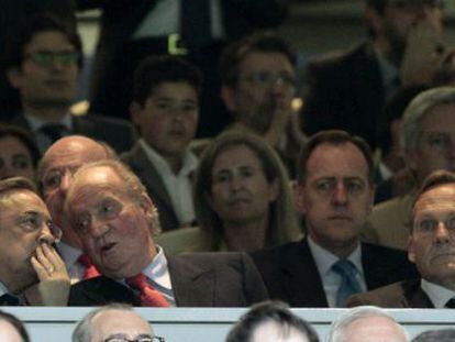 El Rey conversa con el presidente del Real Madrid Florentino Pérez (iz), en presencia del manager general del Borussia Dortmund Hans-Joachim Watzke.