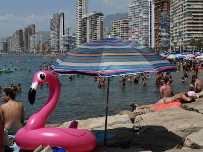 Un grupo de bañistas en una playa de Benidorm, el pasado 5 de agosto.