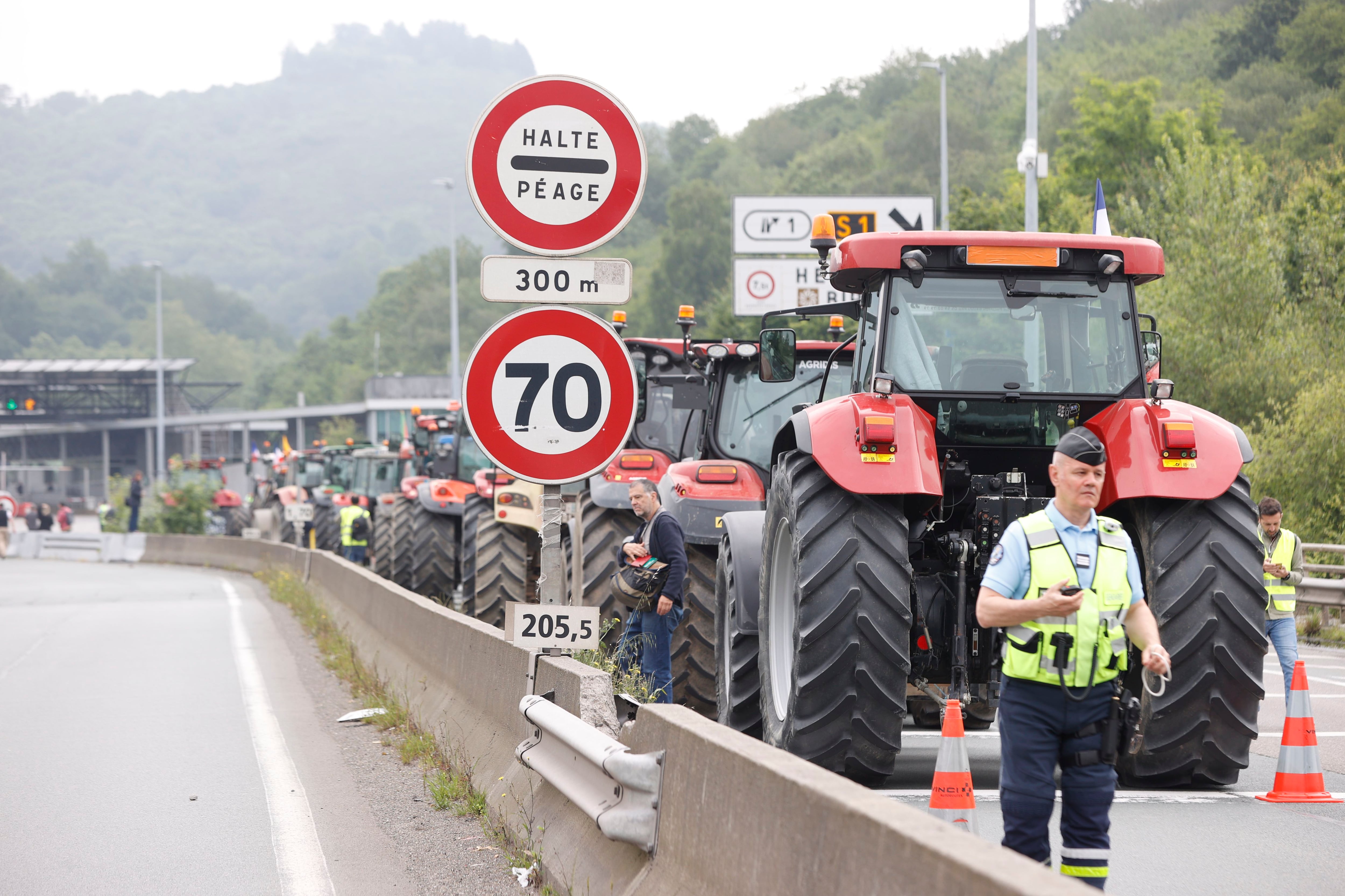 Agricultores españoles y franceses bloquean los principales accesos fronterizos para protestar por las políticas comunitarias antes de las elecciones europeas