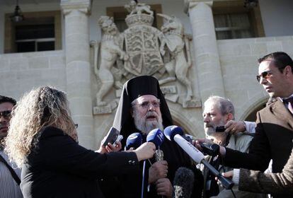El arzobispo Chrisóstomos II, tras reunirse con el presidente.