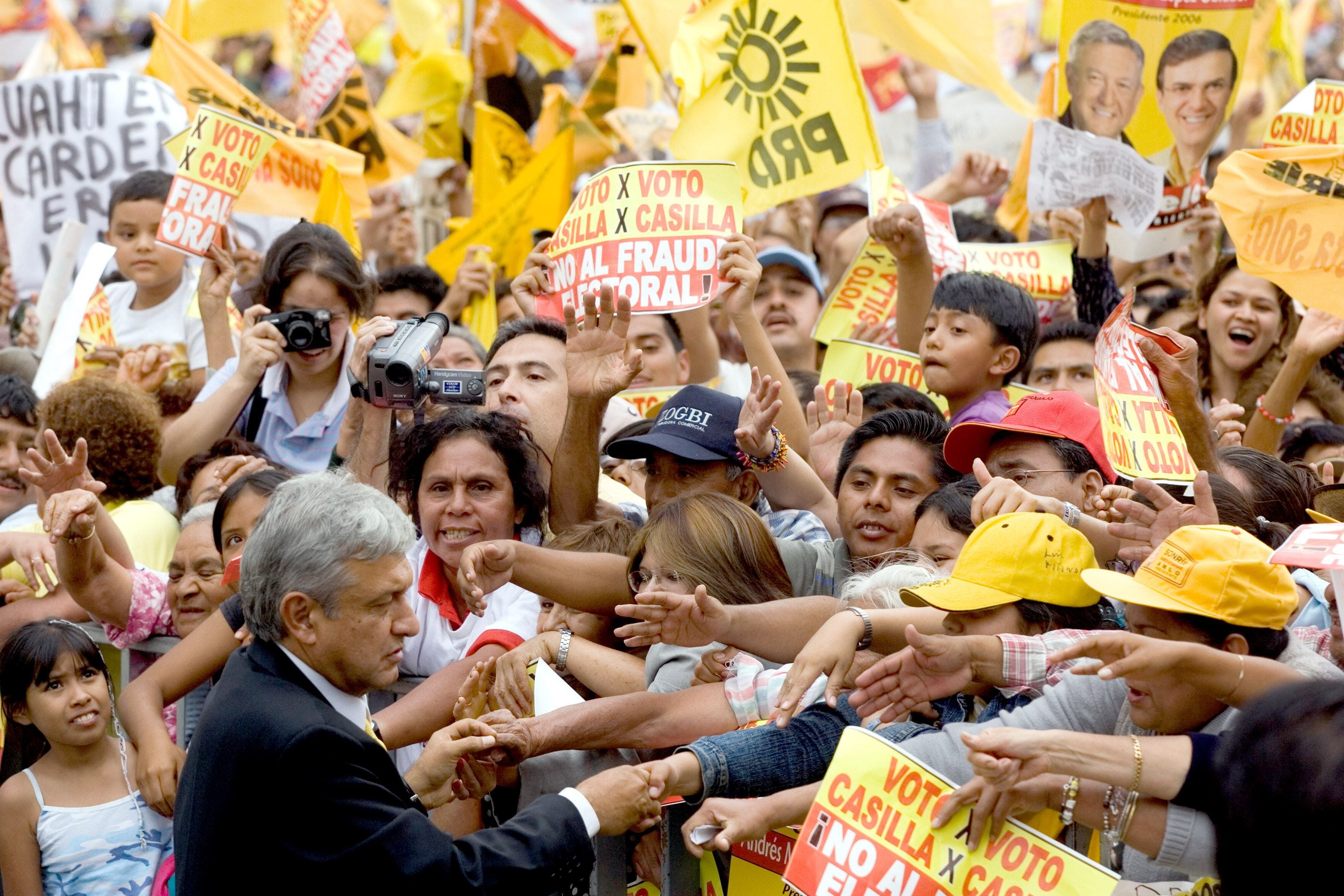 López Obrador cumprimenta apoiadores em protesto por suposta fraude eleitoral, no Zócalo, em 2006.