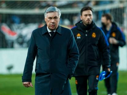 Carlo Ancelotti, seguido de su hijo, Davide, el sábado pasado al final del partido contra el Rayo en Vallecas.