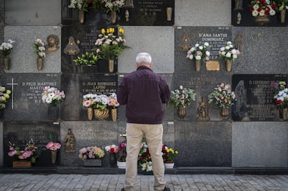 Miles de personas se han acercado este martes, ya sin restricciones, a cementerios de toda España para depositar flores a sus seres queridos. En Barcelona, por ejemplo, más de 87.000 personas han visitado los cementerios de la ciudad para cumplir con la tradición de esta festividad, superando cifras de 2019, mientras que en Madrid, ante la gran afluencia de público, se ha incrementado la presencia policial en los cementerios de la capital con casi 400 policías municipales.