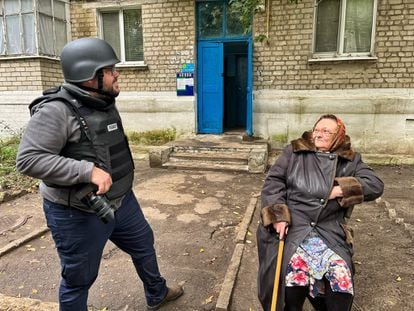 El periodista Luis de Vega, en Ucrania junto a una mujer.