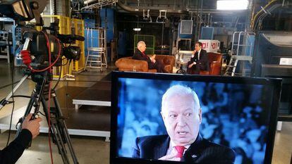 Carlos de Vega entrevista a Jos&eacute; Manuel Garc&iacute;a-Margallo en el programa especial.