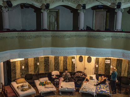Ciudadanos se refugian en un teatro antiguo de Lviv, Ucrania, este año.