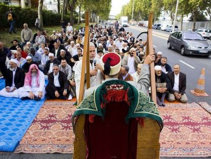 Musulmans demanen a Gennevilliers poder d'orar al carrer el 2011.