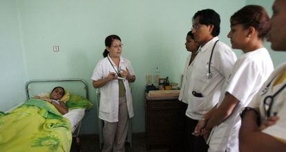 Una doctora habla a estudiantes de Medicina en La Habana.